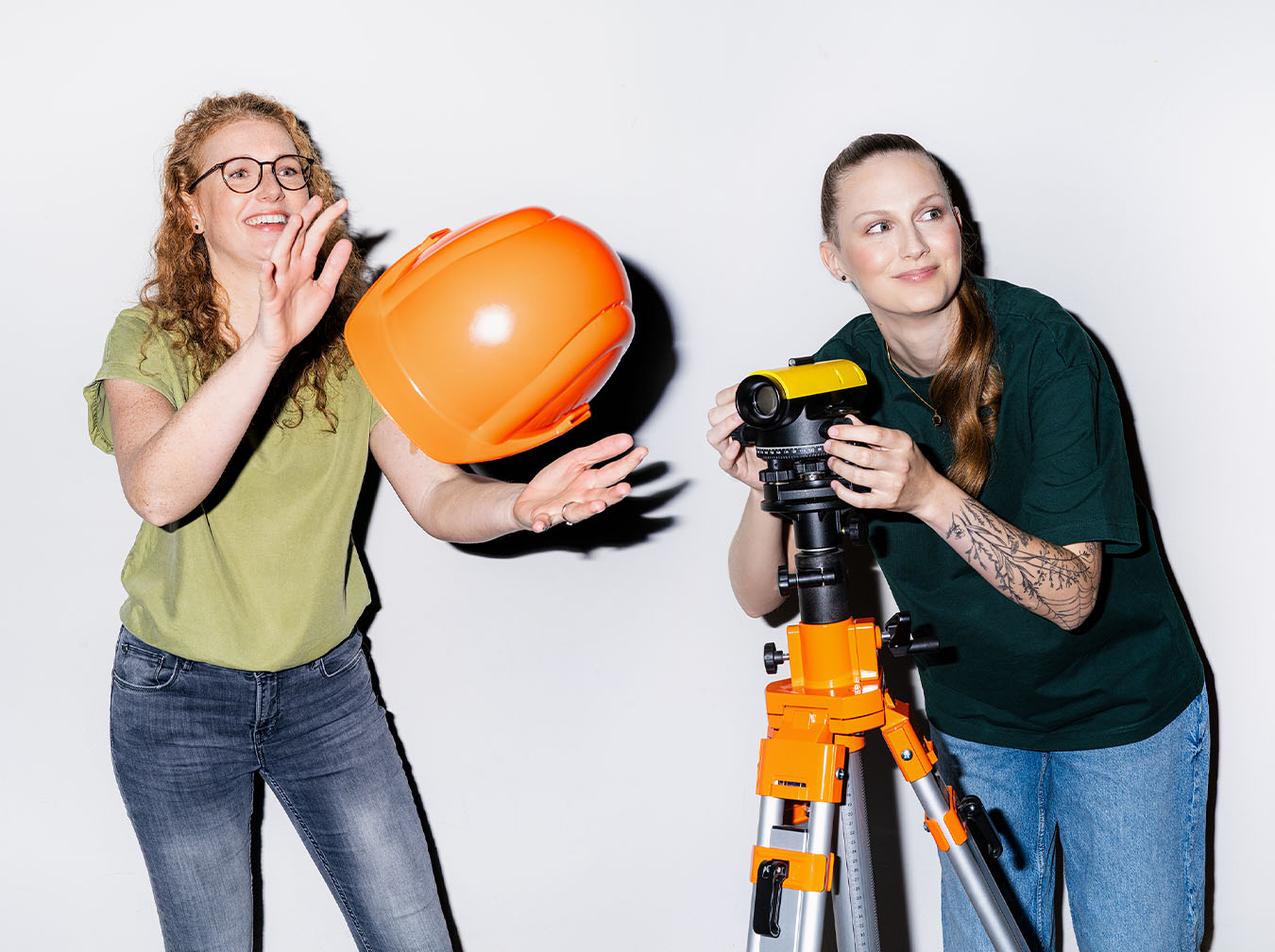 Daniela ist Bauingenieurin, Jasmin ist Vermessungstechnikerin. Beide arbeiten beim Land MV.